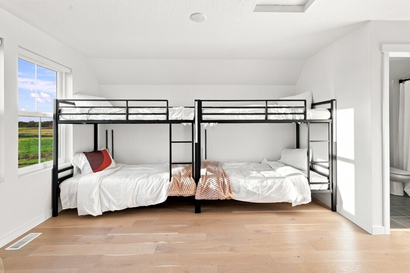 5 bedrooms, desk, travel cot, WiFi