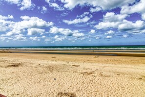 A sandy beach with a clear sky and ocean. - Le Studio des Peupliers - 30m de la plage (Bray-Dunes)