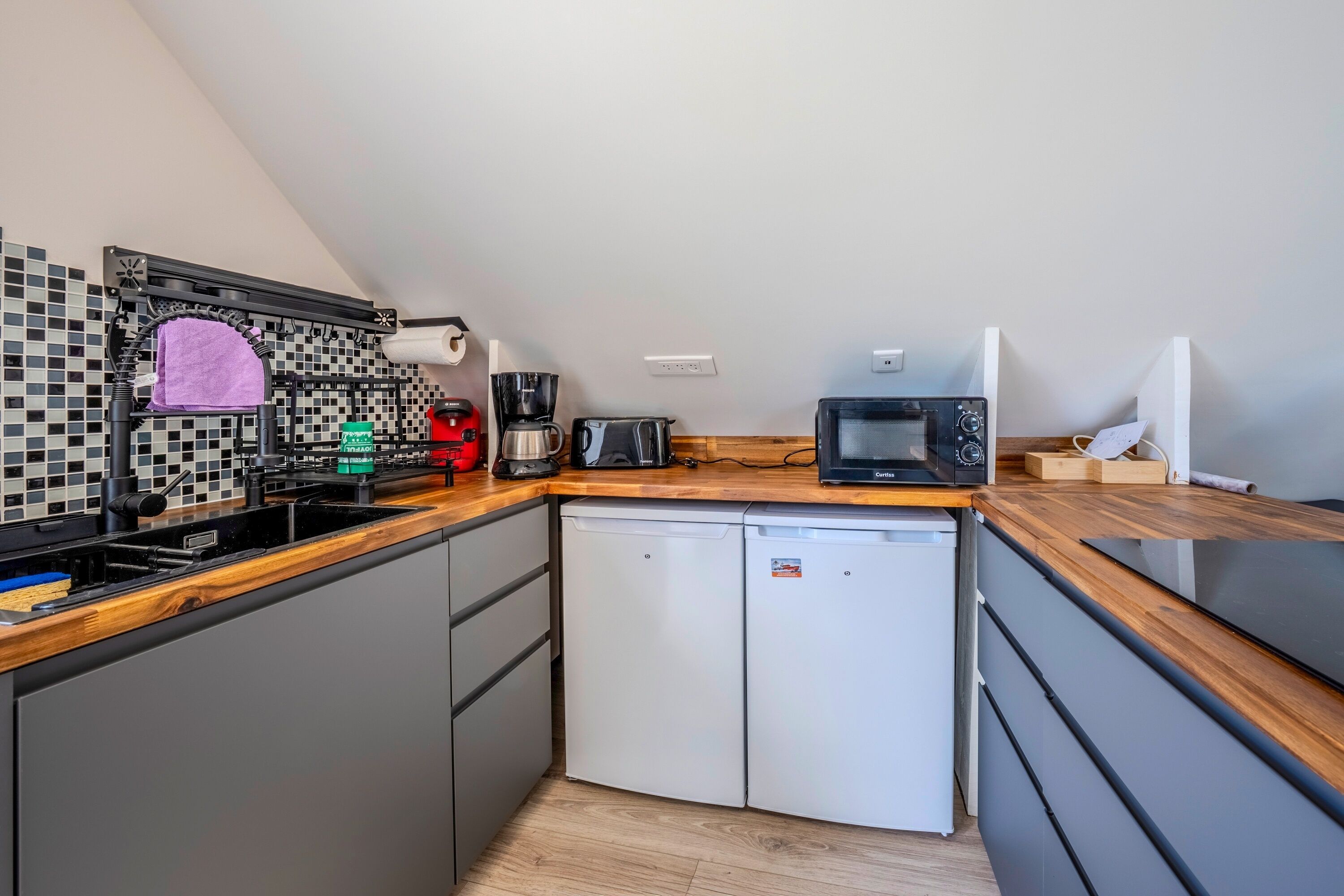 Wasserkocher mit Kaffee-/Teezubehör, Kühlschrank, Mikrowelle, Toaster