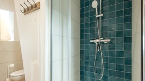 A bathroom with a shower, a toilet, and a towel rack. - Vigie d'Opale - Nausicaá & plage à 700 m (Boulogne-Sur-Mer)