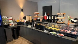 Un montaje tipo buffet con diferentes alimentos y bebidas.