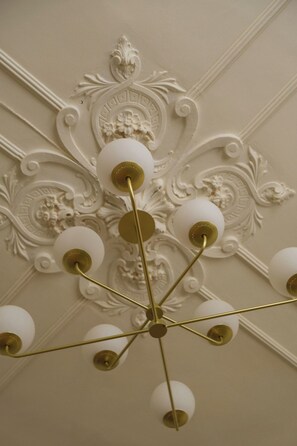 A ceiling with a decorative design and a central light fixture with multiple arms. - Maison Sarava – Superior Apartment with Separate Studio & Private Patio (Espira-de-l'Agly)