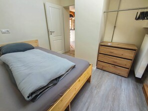 In-room safe, iron/ironing board, travel cot, free WiFi - Spacious flat for families or groups, with sauna and fireplace (Großharthau)