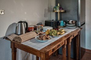 A dining table with a variety of food items, kitchen appliances, and utensils. - Villa Silvestri - Blueberry (Reana del Rojale)