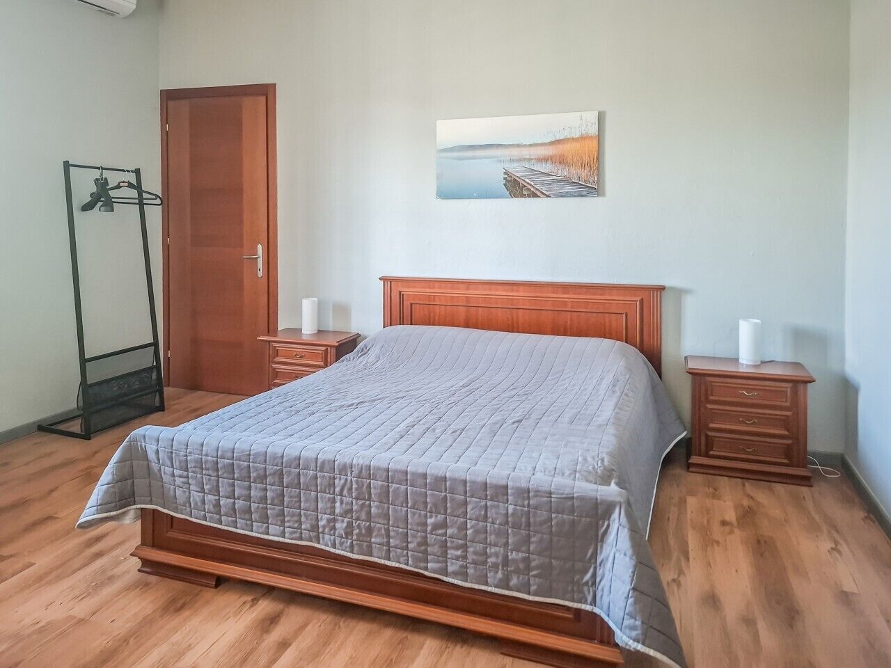 Una scrivania, ferro/asse da stiro, Wi-Fi, lenzuola
