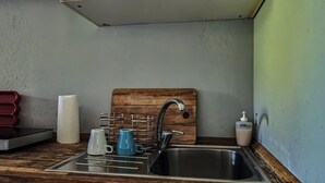 Cafetière-théière, réfrigérateur, un four, surface de cuisson