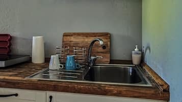 Wasserkocher mit Kaffee-/Teezubehör, Kühlschrank, Ofen, Herdplatte