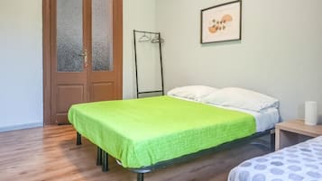 Bureau, fer et planche à repasser, Wi-Fi, draps fournis