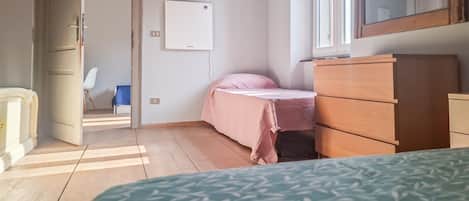 Desk, iron/ironing board, WiFi, bed sheets
