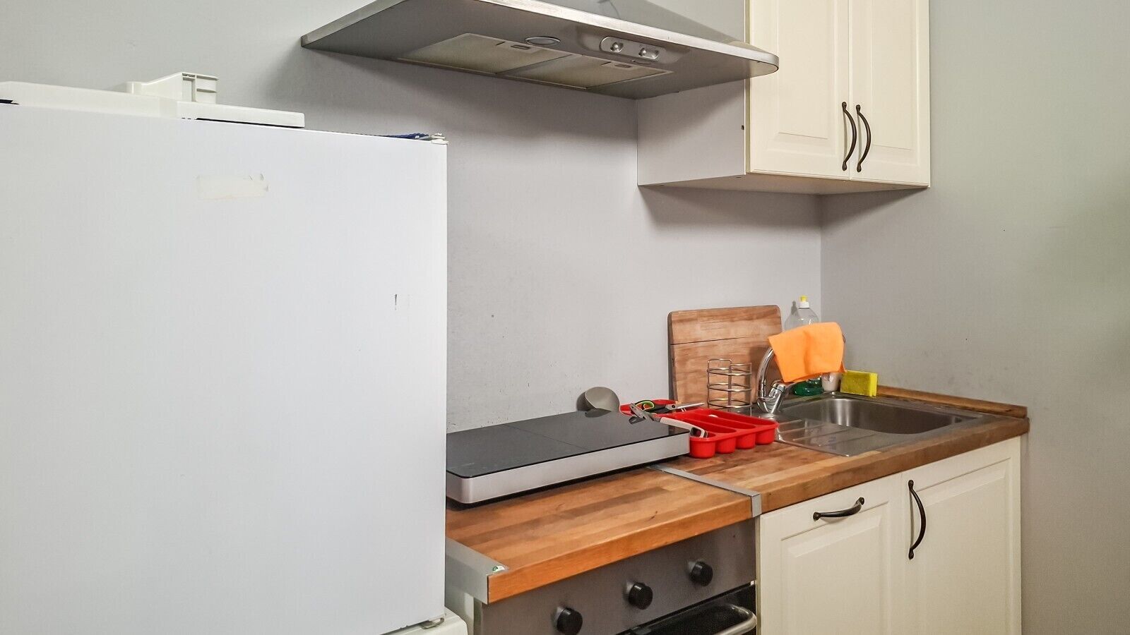 Coffee/tea maker, fridge, oven, stovetop