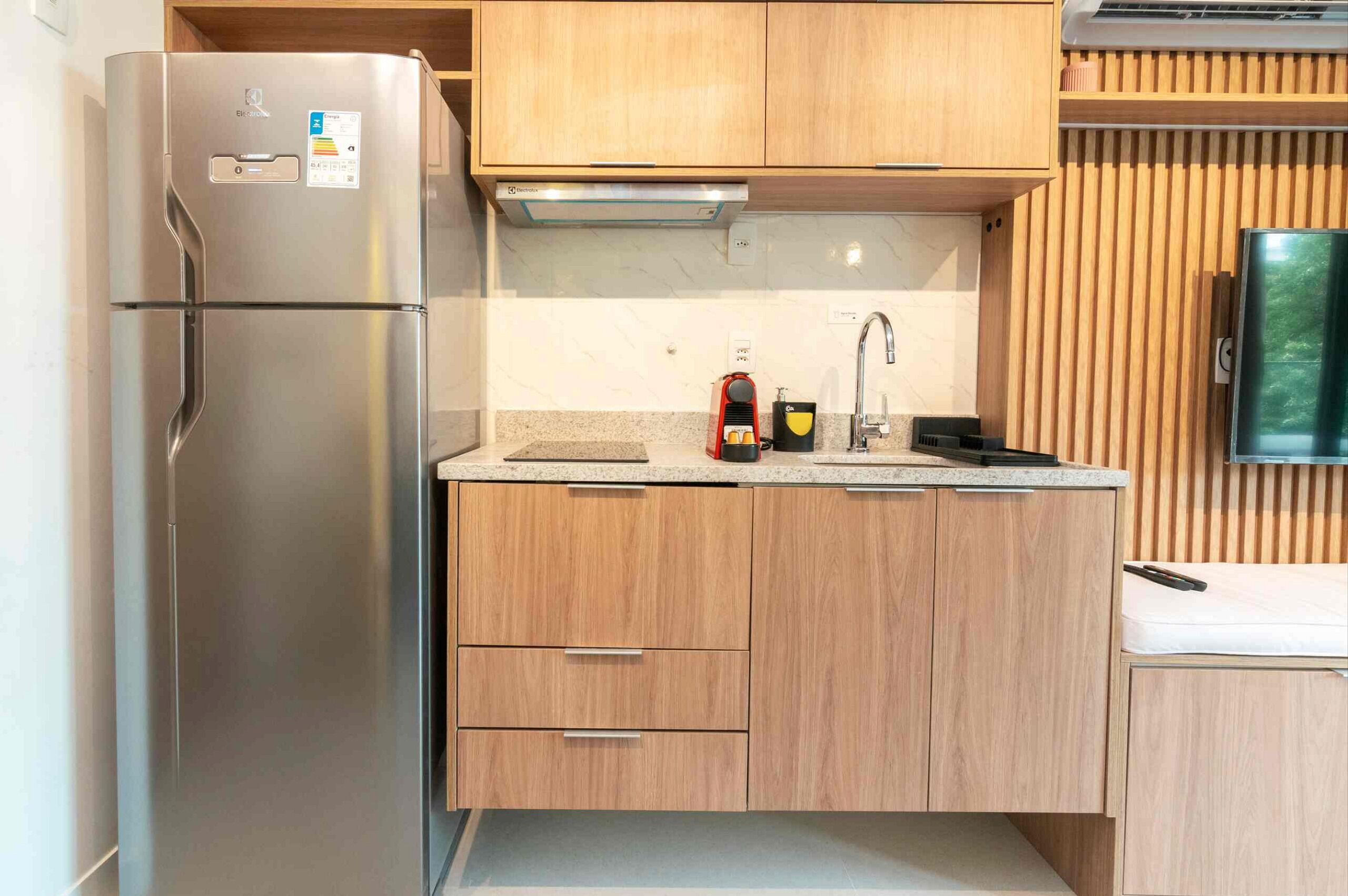 Cafetera y tetera, refrigerador, microondas y utensilios de cocina 