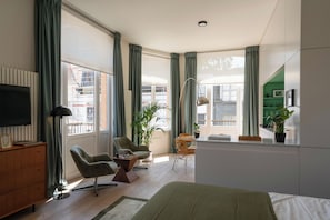 Studio – standard, byutsikt | Skrivebord for bærbar PC, blendingsgardiner og strykejern/-brett