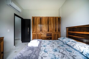 Ein Schlafzimmer mit einem Bett, einem Kleiderschrank und einer Klimaanlage.