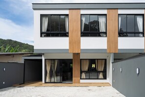 Un edificio moderno de dos pisos con ventanas amplias y techo plano.