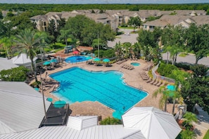 Una piscina al aire libre, una piscina climatizada