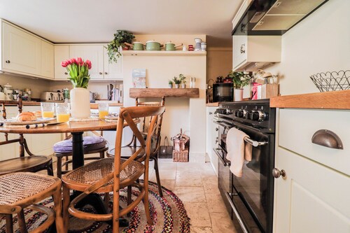 Delightful Period Cottage 225 Oak Road