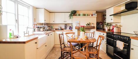 House, 2 Bedrooms | Private kitchen