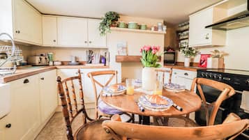 House, 2 Bedrooms | Private kitchen