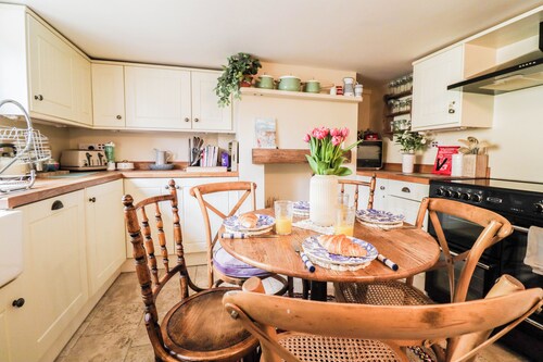 Delightful Period Cottage 225 Oak Road