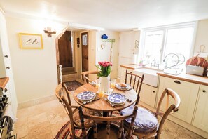Private kitchen - Delightful Period Cottage 225 Oak Road (Rivenhall)
