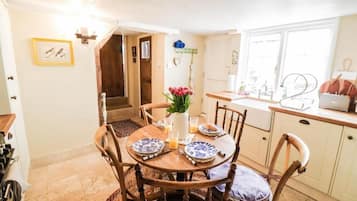 House, 2 Bedrooms | Dining room