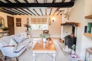 Living area - Delightful Period Cottage 225 Oak Road (Rivenhall)