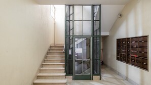 Un escalier menant à une porte dotée d’un clavier à code pour le contrôle d’accès.