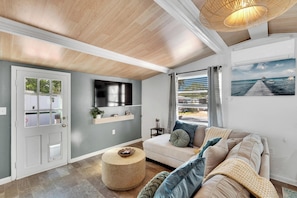 Living area - Eclectic Oasis - Pool + Hot Tub (St. Petersburg)