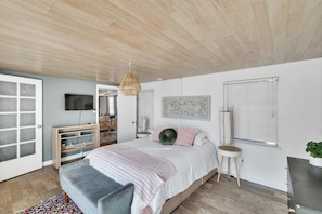 2 bedrooms, desk, iron/ironing board, free WiFi - Eclectic Oasis - Pool + Hot Tub (St. Petersburg)