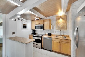 Coffee/tea maker, fridge, microwave, oven - Eclectic Oasis - Pool + Hot Tub (St. Petersburg)