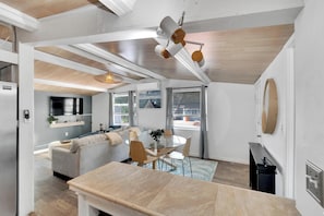 Living area - Eclectic Oasis - Pool + Hot Tub (St. Petersburg)