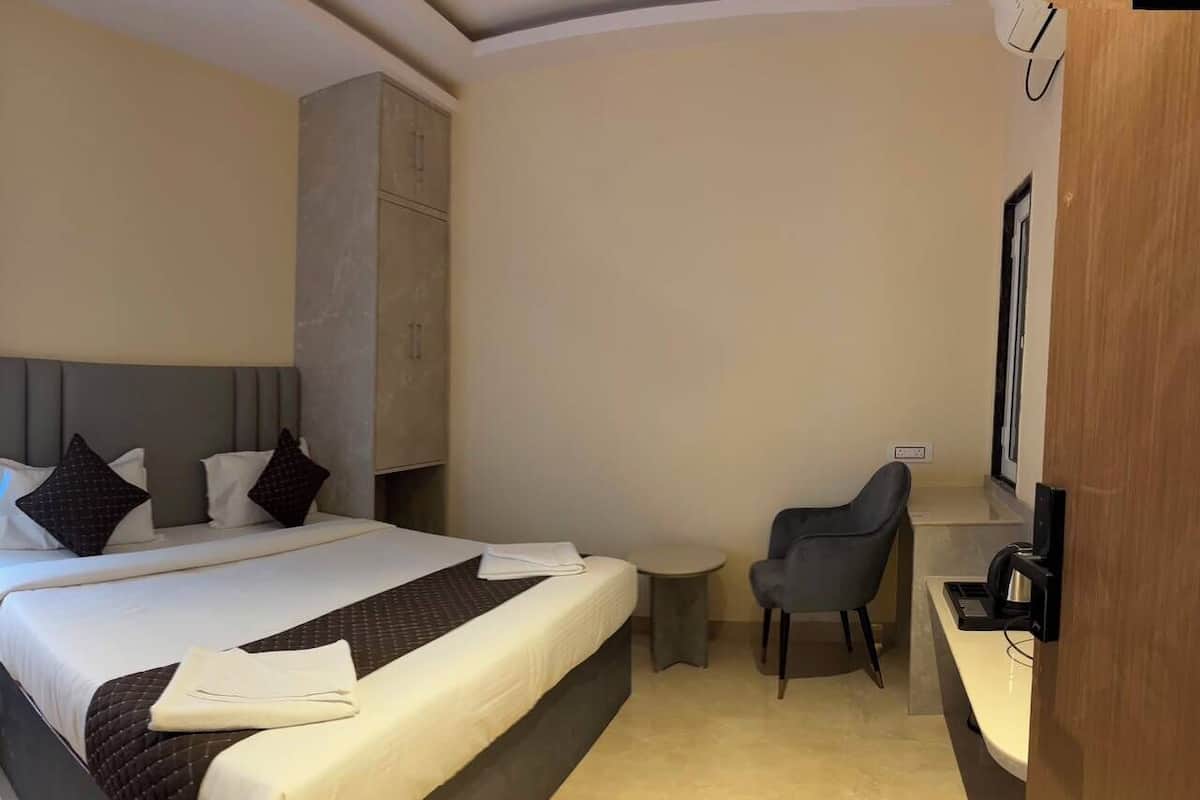Deluxe Double or Twin Room, City View | Desk, laptop workspace, free WiFi