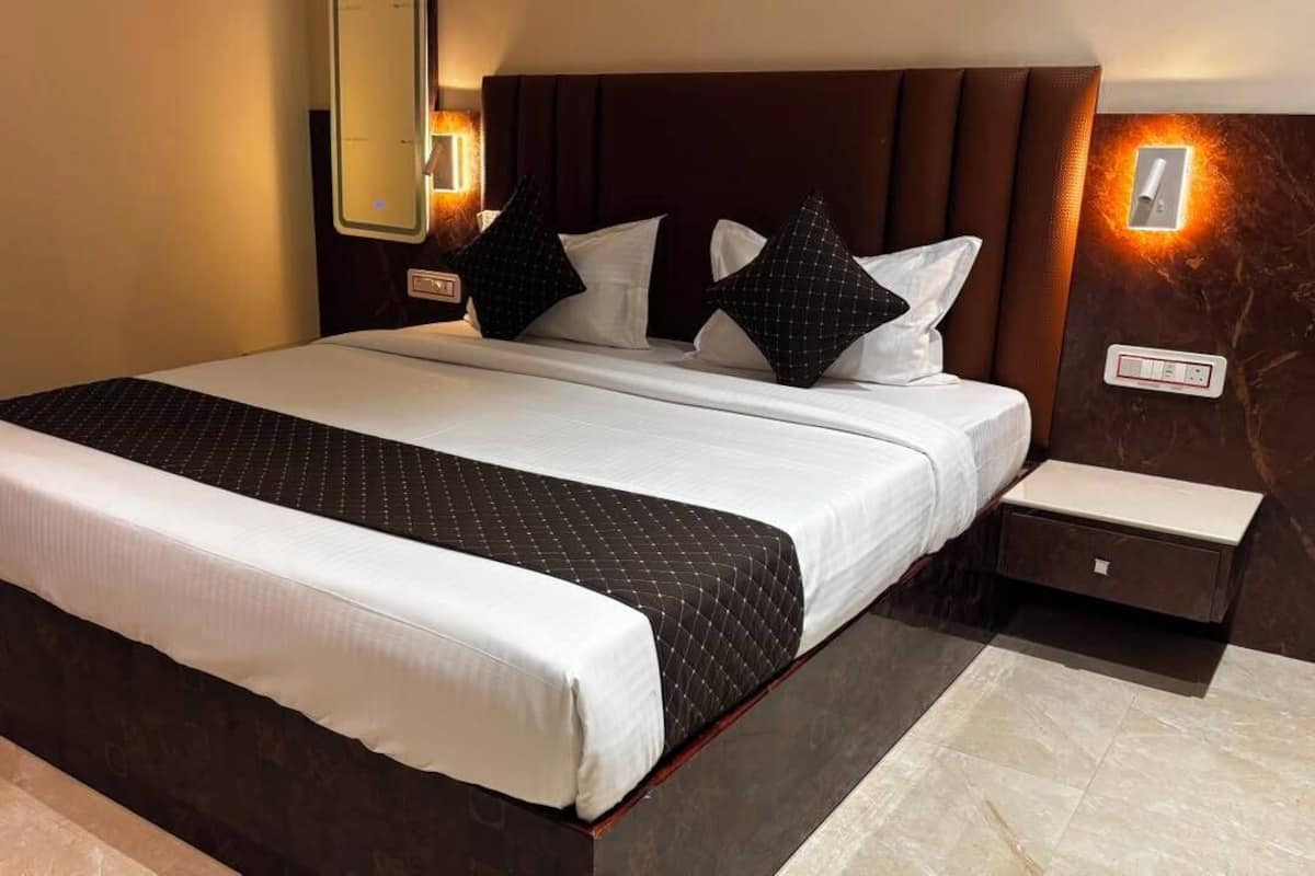 Deluxe Double Room | Desk, laptop workspace, free WiFi
