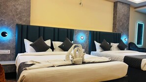 Suite – deluxe, 2 dobbeltsenger, aircondition | Skrivebord, skrivebord for bærbar PC og wi-fi (inkludert)
