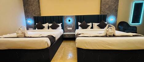 Une chambre d’hôtel avec deux lits, un sol en marbre et un éclairage mural moderne.