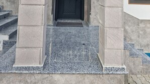 A building entrance with a sign reading 'YESILADA KONAKLAMA' and a black door.
