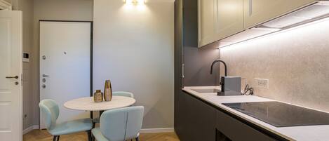 Apartamento superior | Cocina privada | Frigorífico, horno, placa de cocina y lavavajillas
