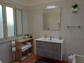 Bathroom - Vrbo Property (Palermo)