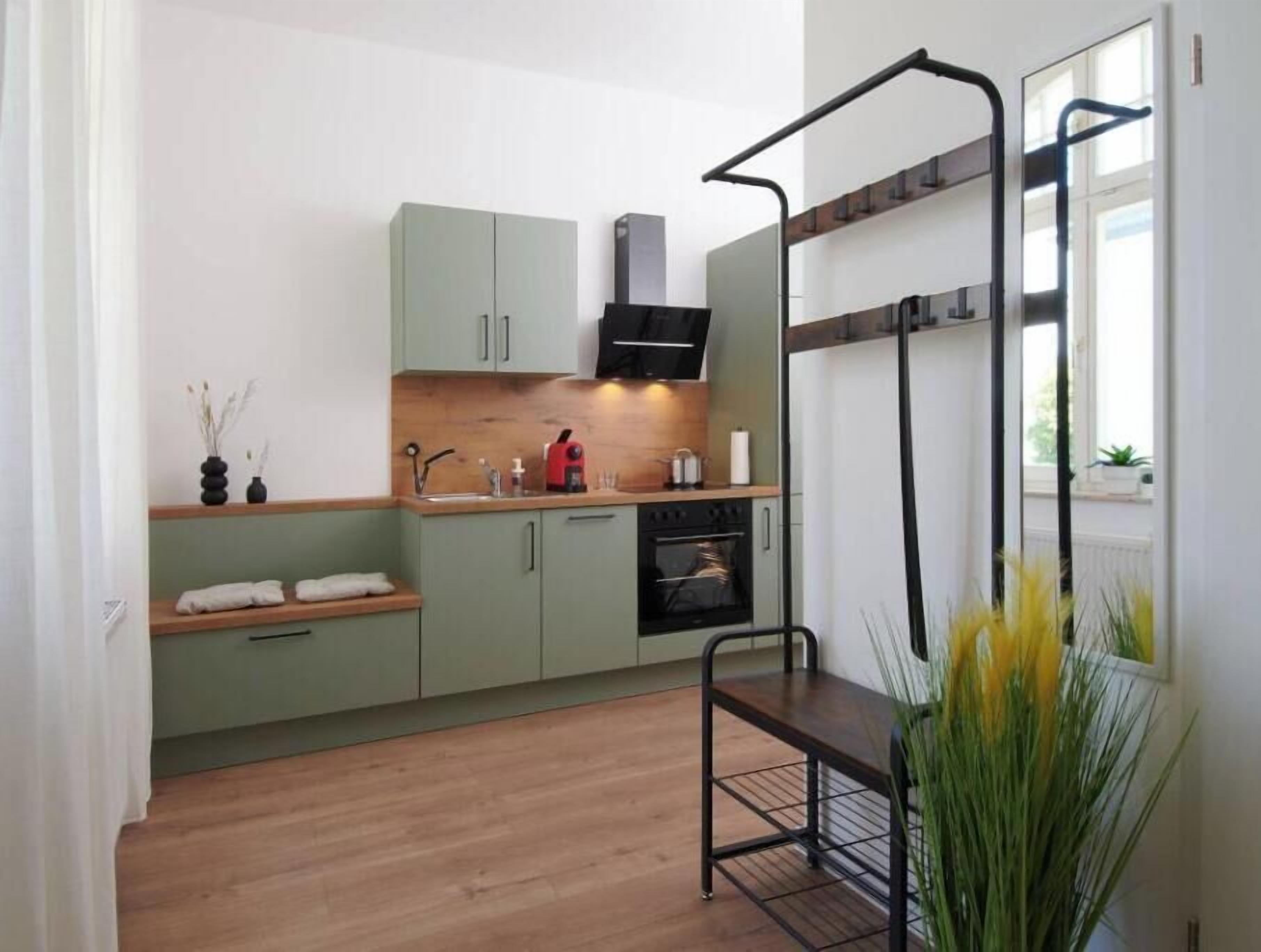 Coffee/tea maker, fridge, oven, stovetop
