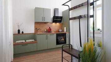 Wasserkocher mit Kaffee-/Teezubehör, Kühlschrank, Ofen, Herdplatte