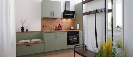 Cafetera i tetera, frigorífic, forn i placa de cuina