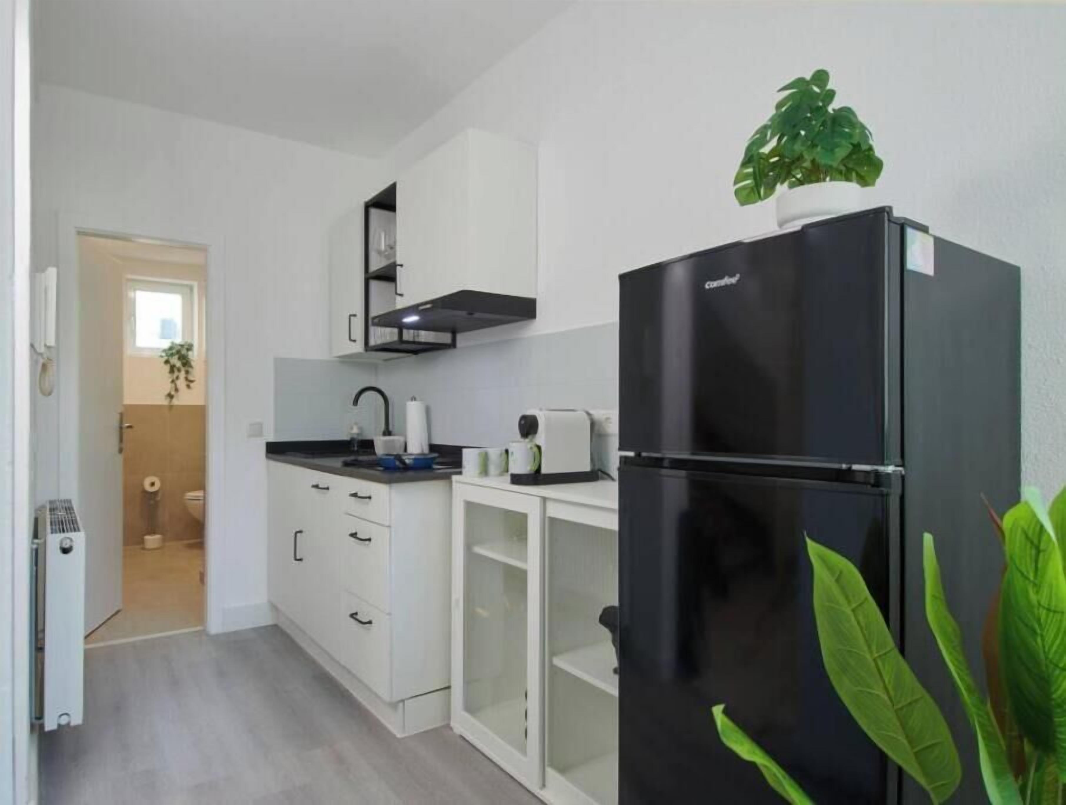 Coffee/tea maker, fridge, oven, stovetop