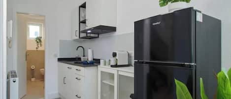 Coffee/tea maker, fridge, oven, stovetop