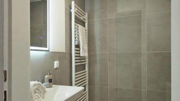 Dusche, Haartrockner, Handtücher, Seife