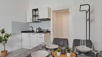 Coffee/tea maker, fridge, oven, stovetop