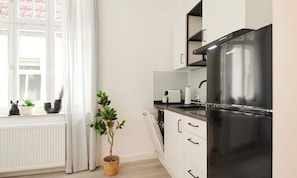 Wasserkocher mit Kaffee-/Teezubehör, Kühlschrank, Ofen, Herdplatte