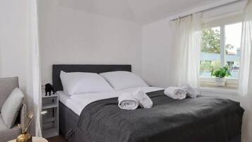 2 Schlafzimmer, Reisekinderbett, kostenloses WLAN, Bettwäsche