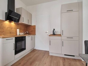 Wasserkocher mit Kaffee-/Teezubehör, Kühlschrank, Ofen, Herdplatte
