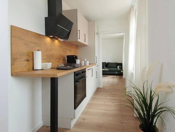 Wasserkocher mit Kaffee-/Teezubehör, Kühlschrank, Ofen, Herdplatte