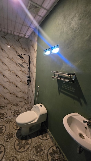 Comfort-værelse - balkon - strandudsigt | Badeværelse | Bruser, håndklæder, Sæbe, Toiletpapir
